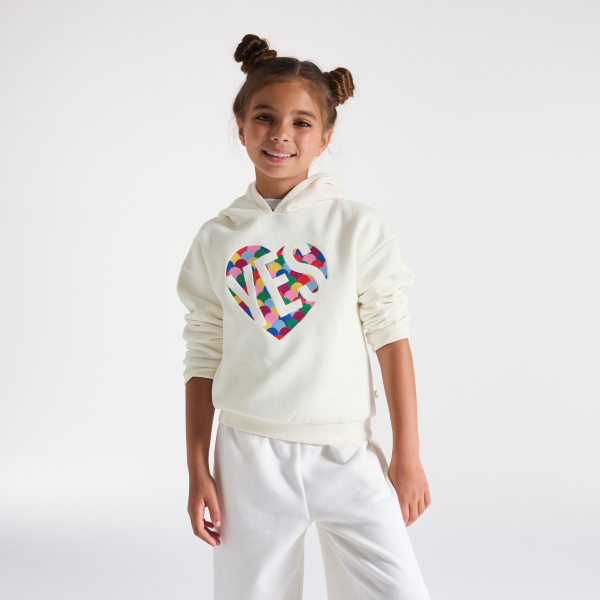 سويت شيرت مُزيَّن برسمة قلب للفتيات.